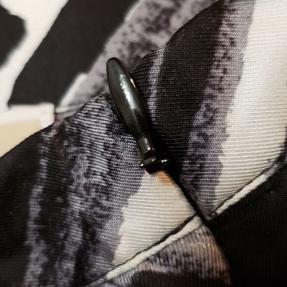 🔹️Michael Kors Black & White Print Silk Skirt w/Pockets Size 2 - Picture 5 of 9